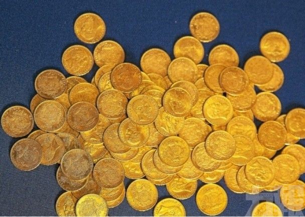 ​法國一間屋內藏有600個古董金幣