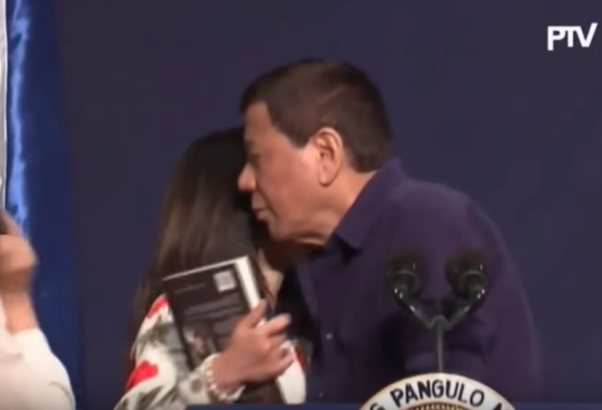 菲總統韓國演講向美女索吻
