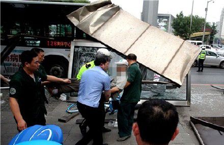 有片！遼寧巴士鏟上車站 至少10死傷