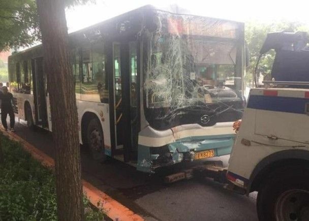 有片！遼寧巴士鏟上車站 至少10死傷