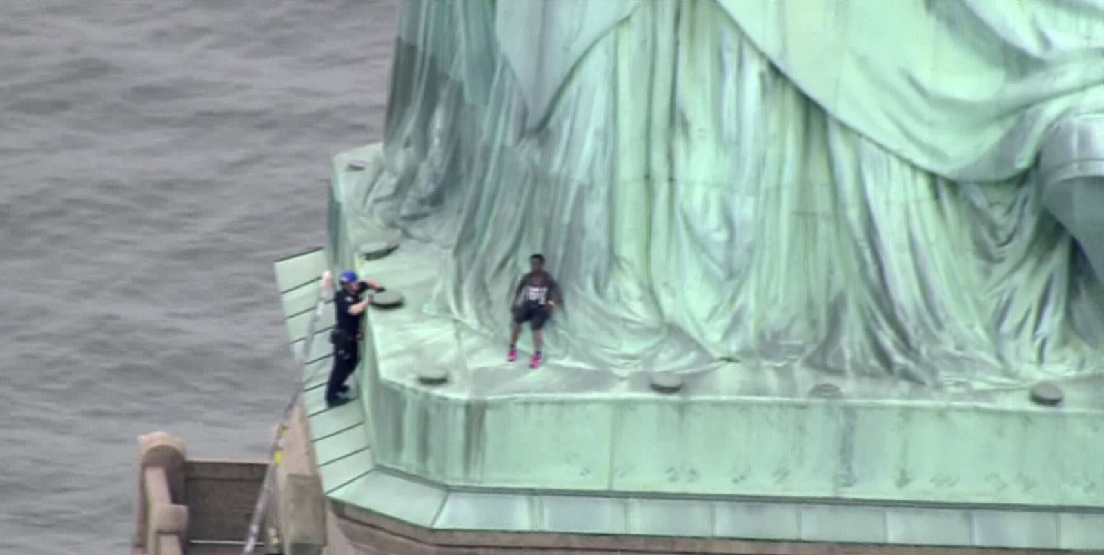 美國黑人女子爬上自由神像