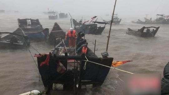 漁民被困海上 消防隊頂14級風力營救