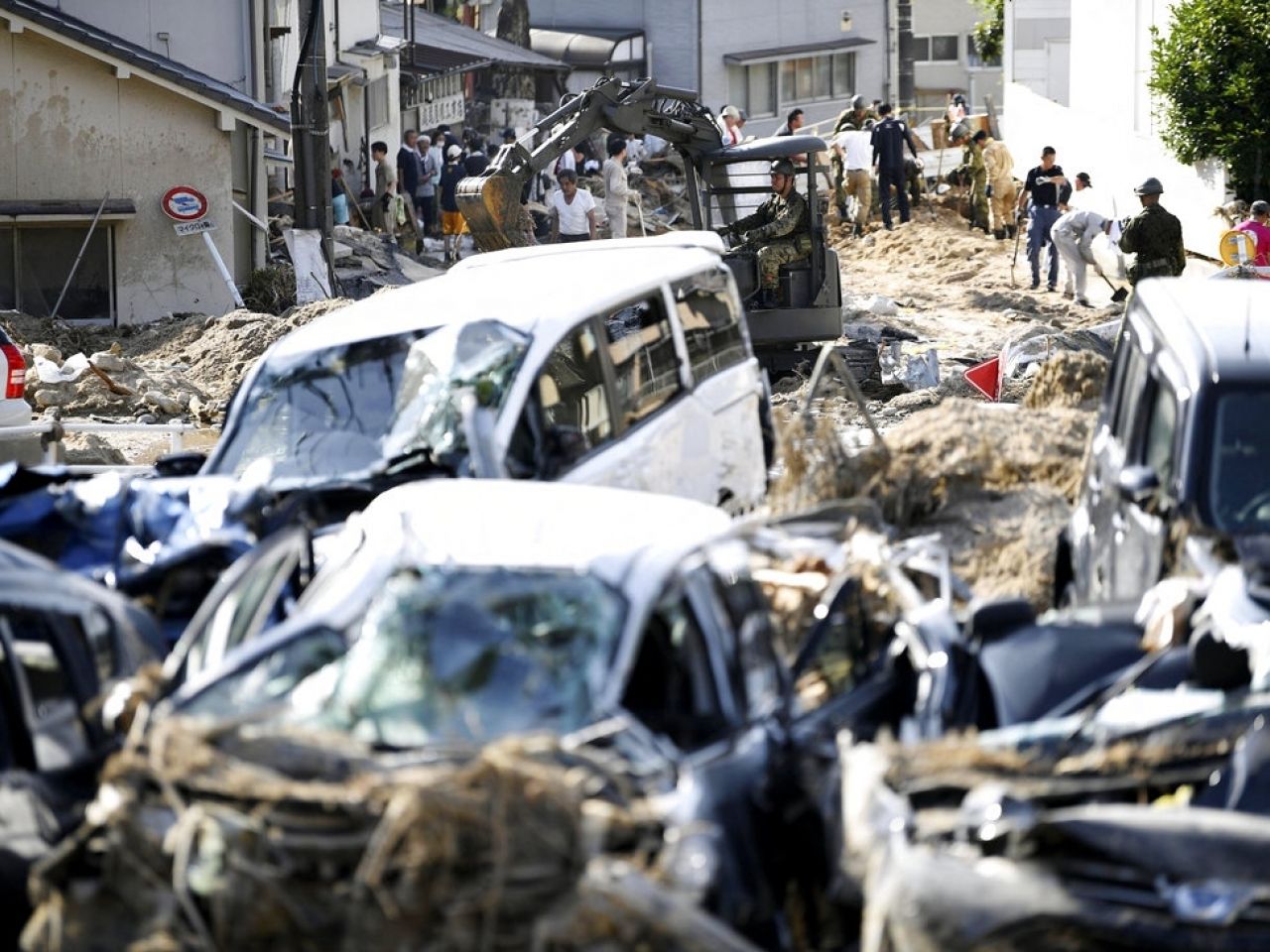 安倍取消視察廣島暴雨災區