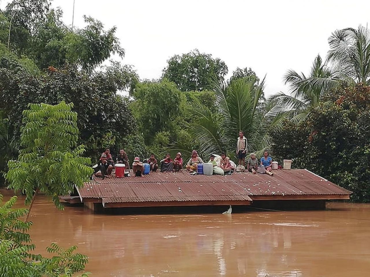 洪水淹村至少20人死亡數百人失蹤