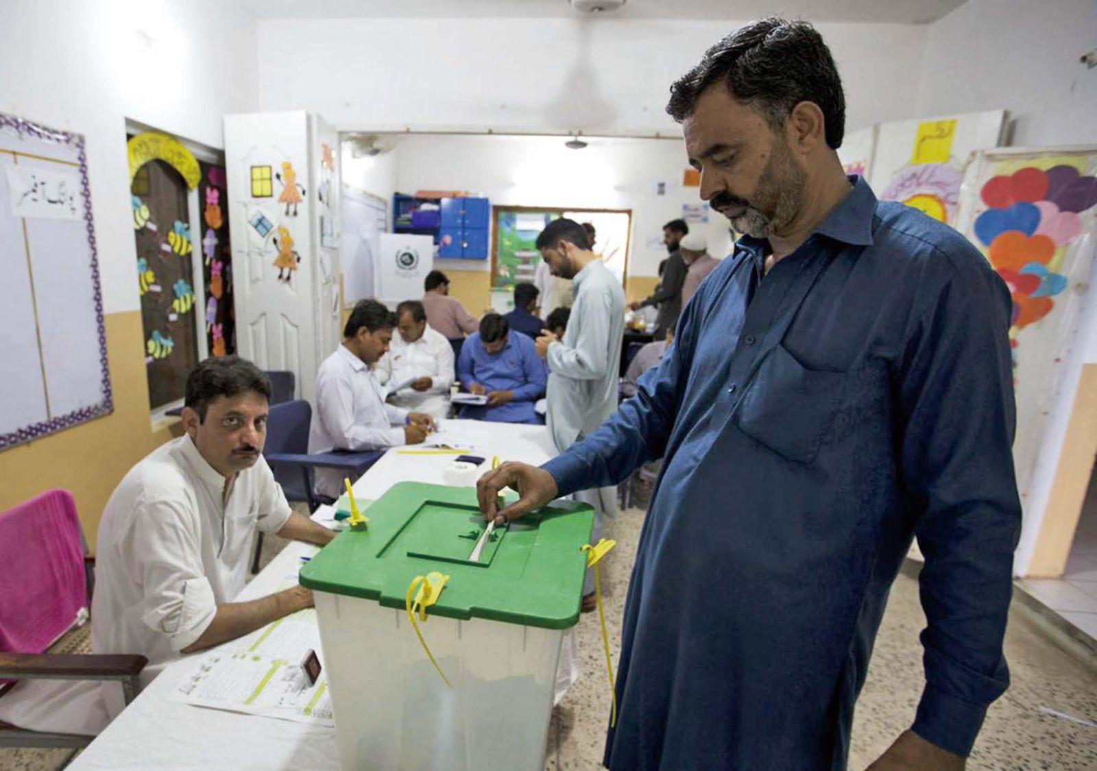 巴基斯坦走出兩黨政治