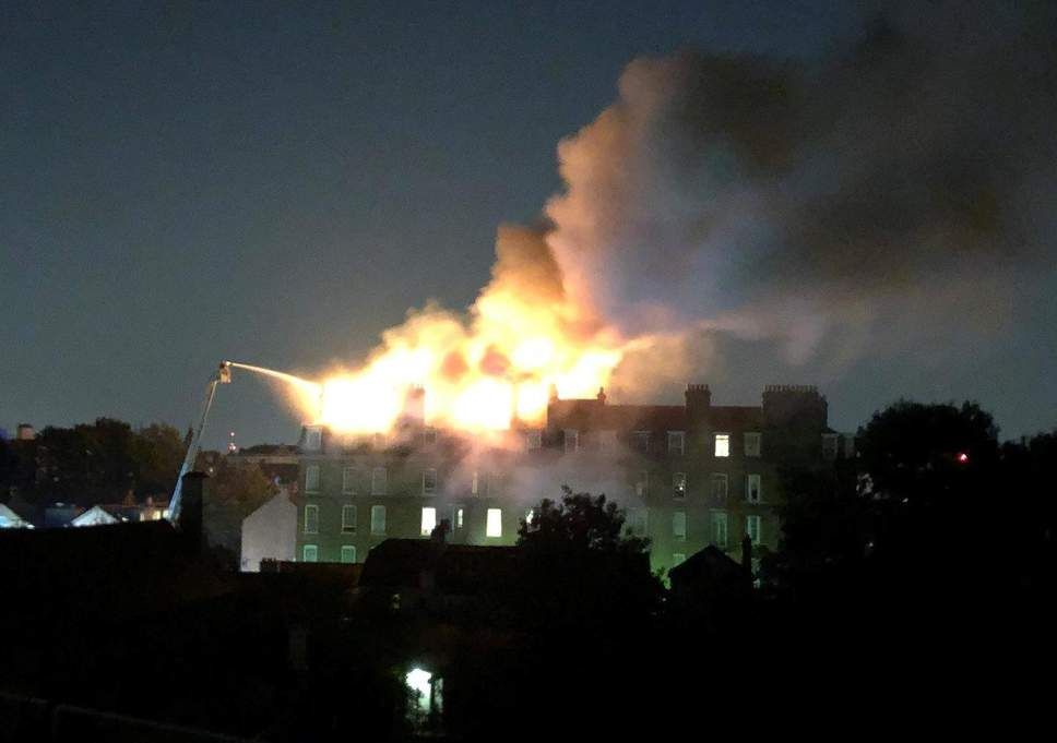倫敦再有大樓起火 百名消防員撲救