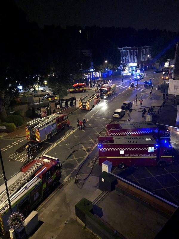 倫敦再有大樓起火 百名消防員撲救