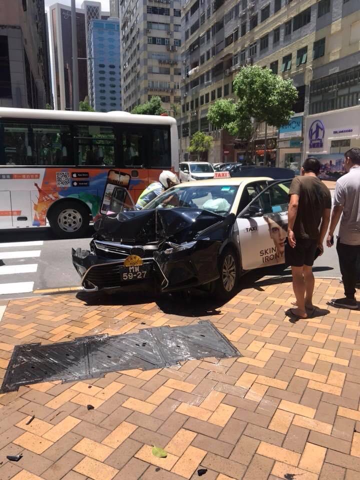 小童馬路邊玩滑板車遭的士撞傷