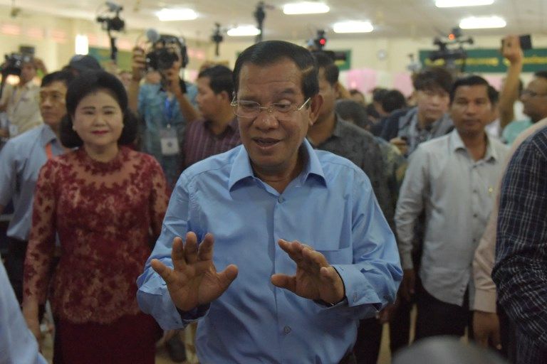 首相洪森抵達首都票站投票