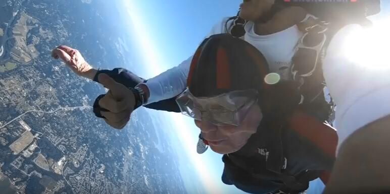 挑戰4,000米高空跳傘