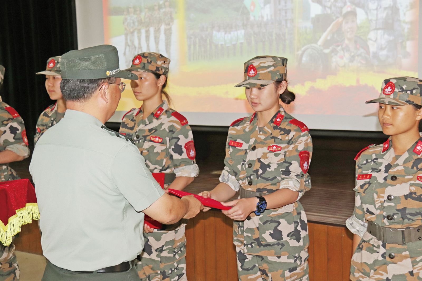 大學生軍事體驗營圓滿結束 學生：學會自律 終身受益