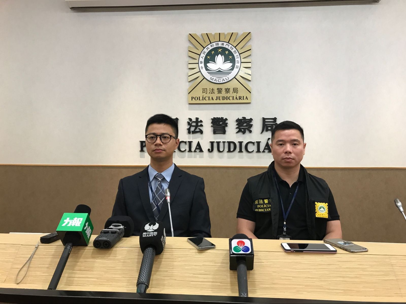 司警拘捕5名香港男女