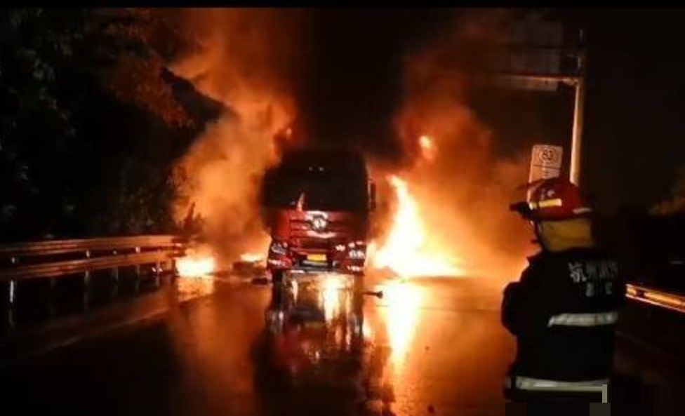​有片！杭州5車相撞3車焚毀 釀12死傷