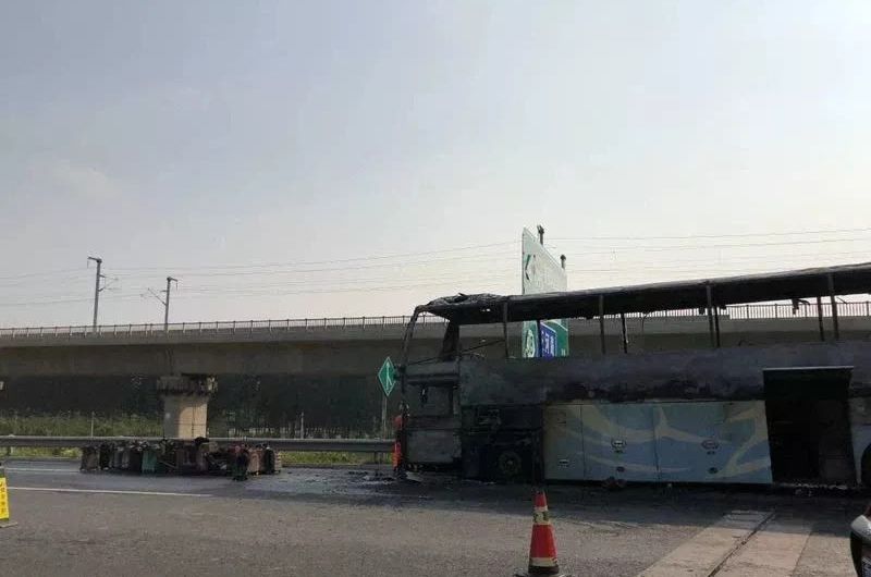 京津高速有巴士起火 燒剩車架