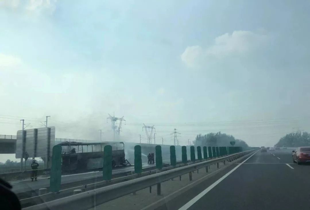 京津高速有巴士起火 燒剩車架