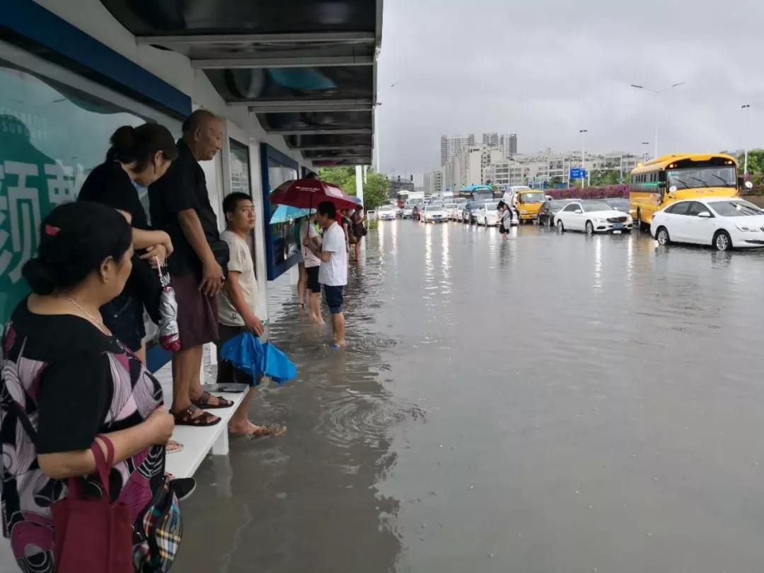 有片！暴雨持續 珠海多條街道水浸