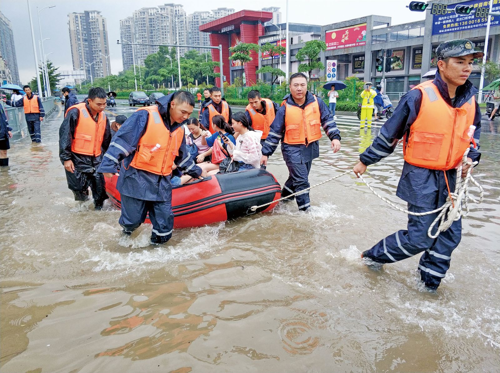 深圳市民靠橡皮艇出行