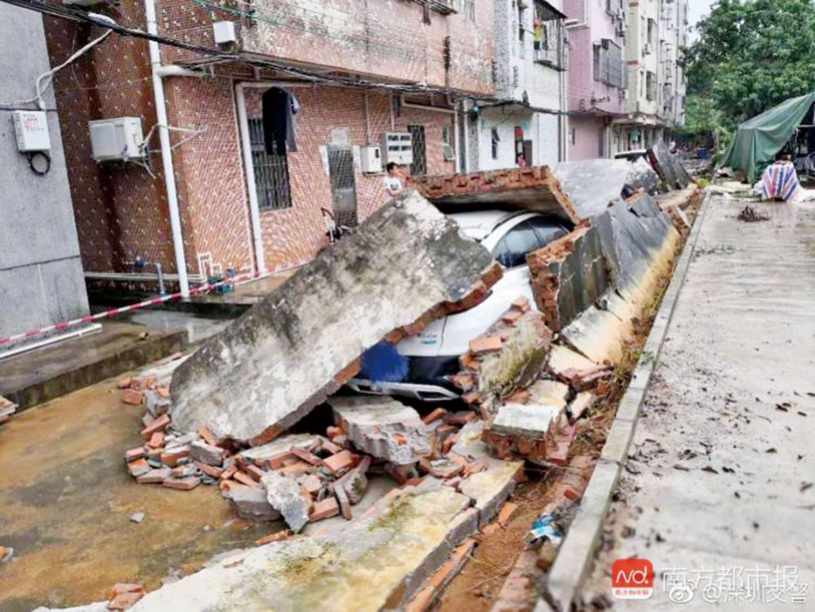 深圳市民靠橡皮艇出行