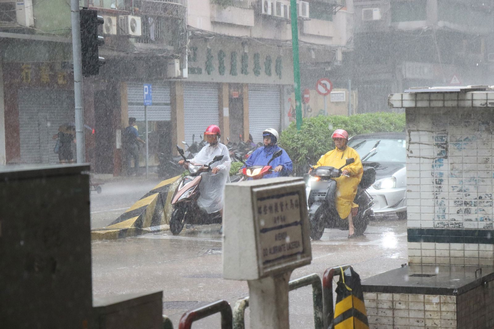 氣象局發出暴雨警告