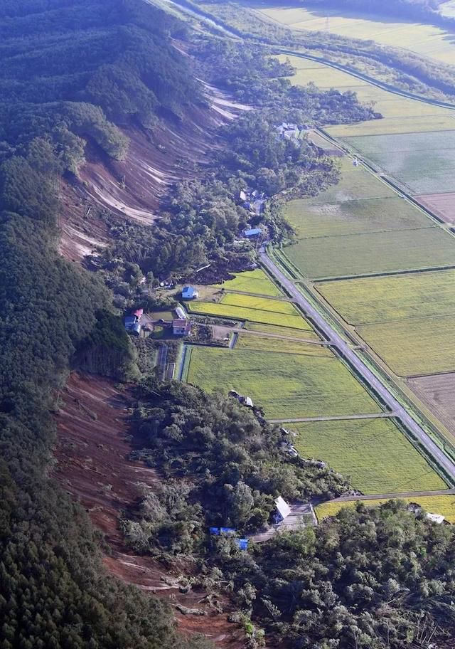 災區俯瞰現群山山崩 土壤液化路陷