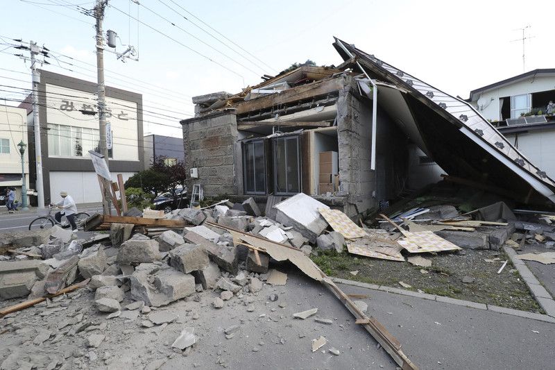 災區俯瞰現群山山崩 土壤液化路陷