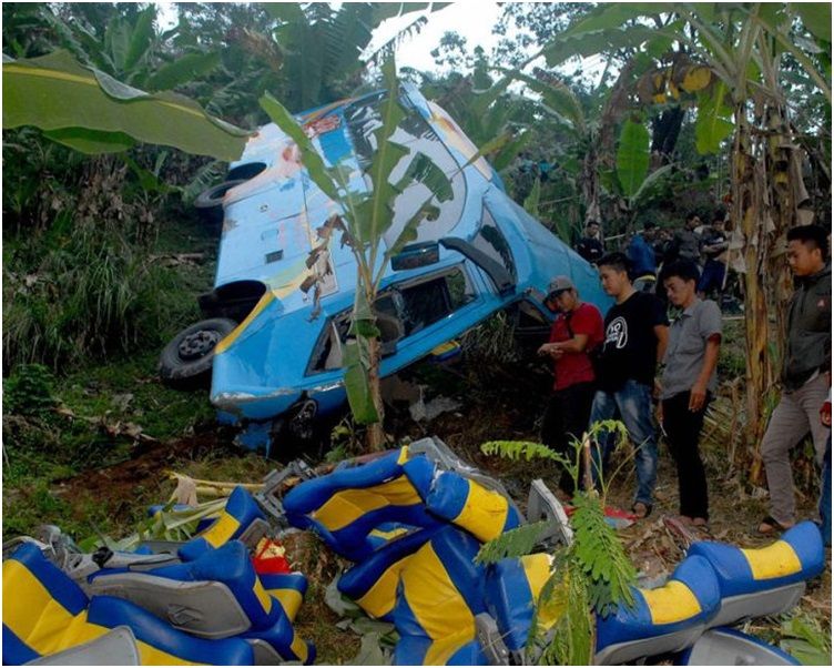 印尼巴士衝落山谷 至少21死