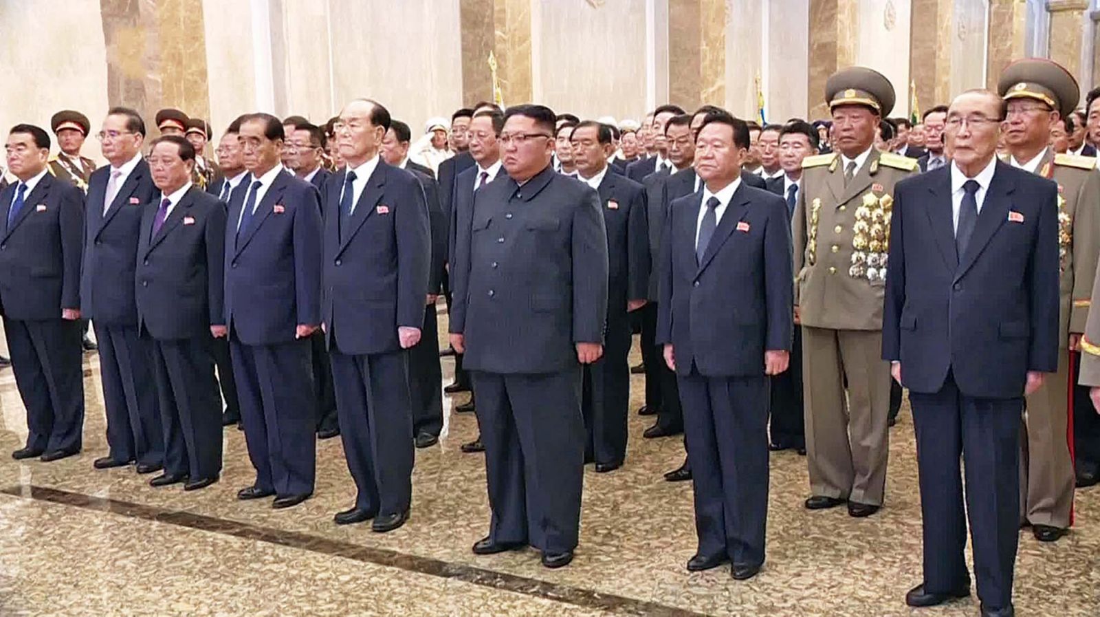 朝鮮70周年國慶閱兵 金正恩栗戰書攜手出席