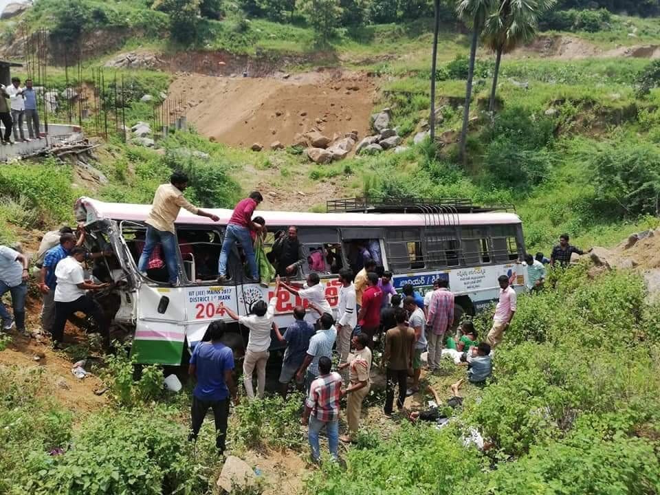 印度南部山區一巴士墜谷45死