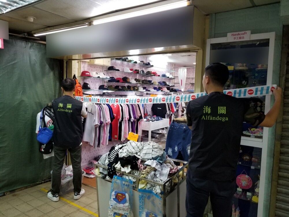 兩中區店鋪出售侵權服飾被查獲