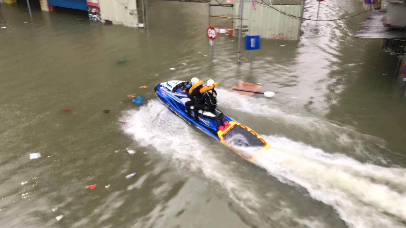 當局出動水上電單車救援