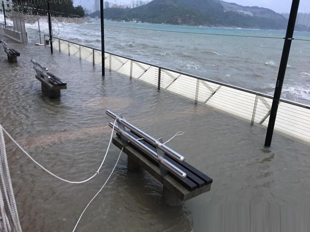 ​香港改發十號颶風信號