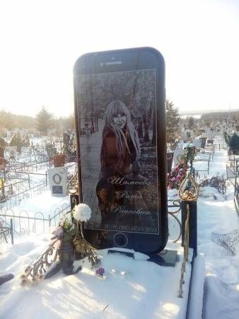 父母為愛女打造iPhone 6造型墓碑