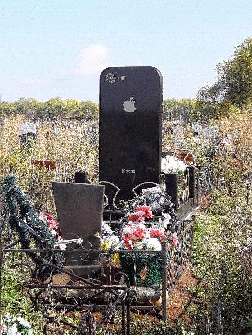 父母為愛女打造iPhone 6造型墓碑
