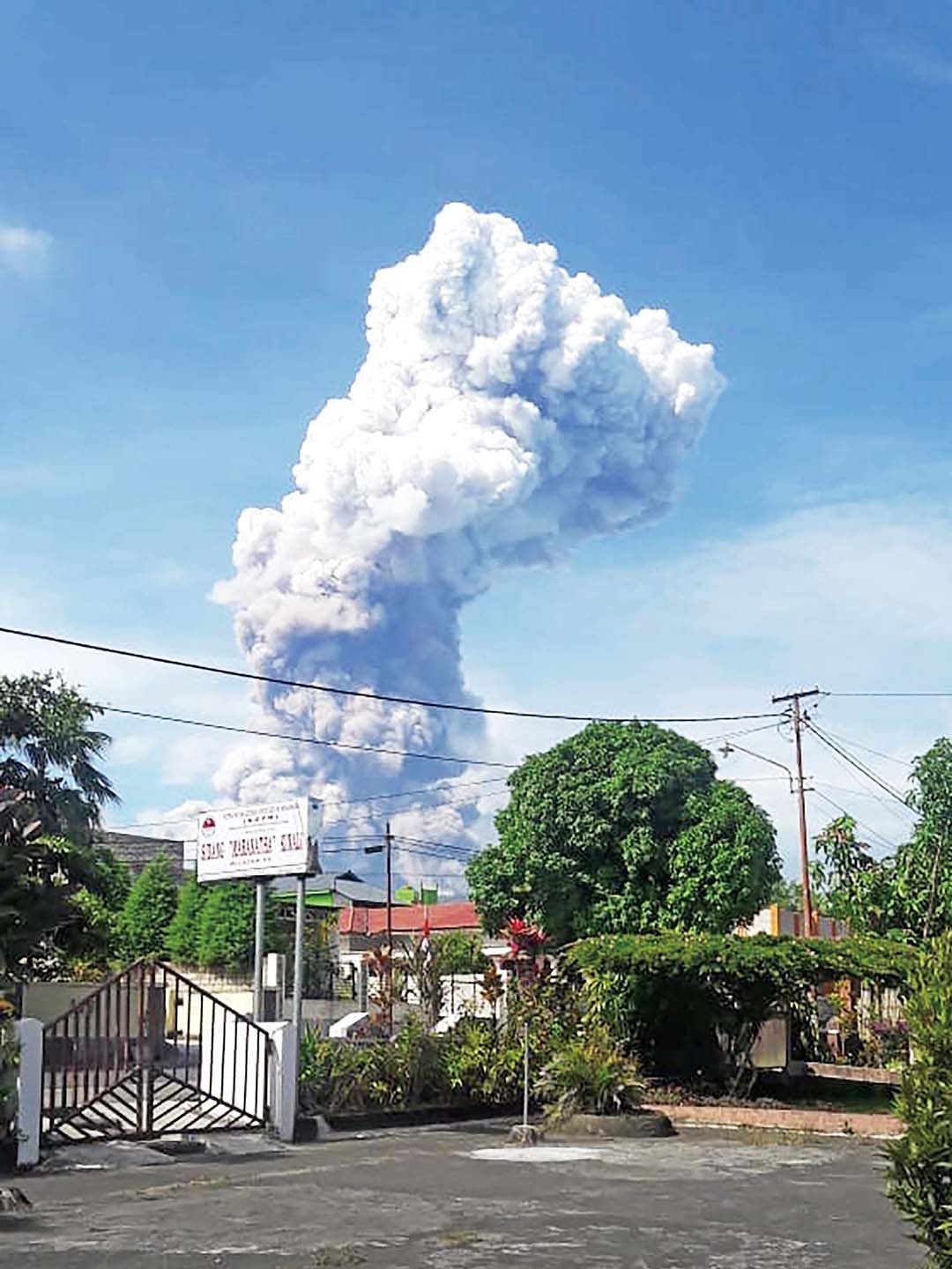 灰燼直撲6,000米高空