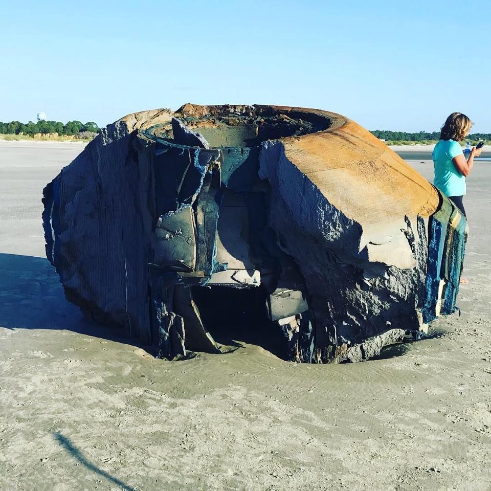 美國海岸驚現大型神秘物體