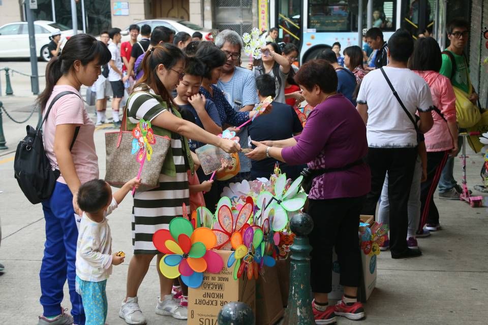 市民扶老攜幼登高望遠