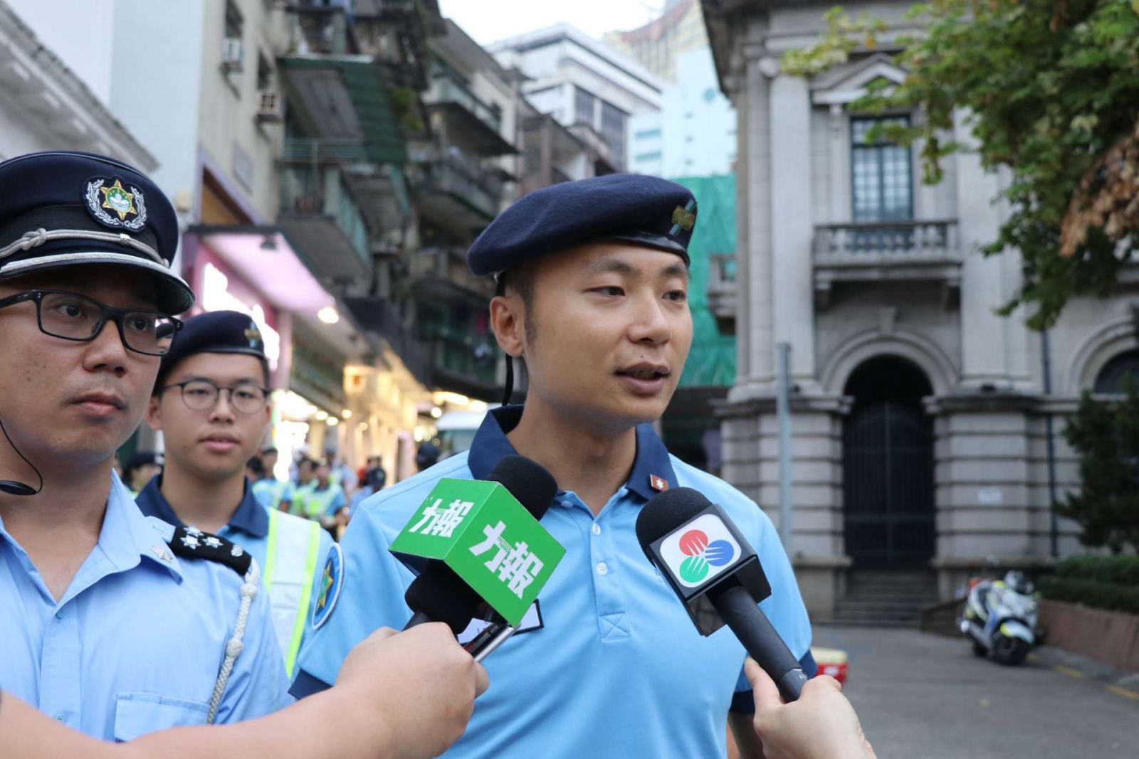 治安警聯同少年團宣導交通安全