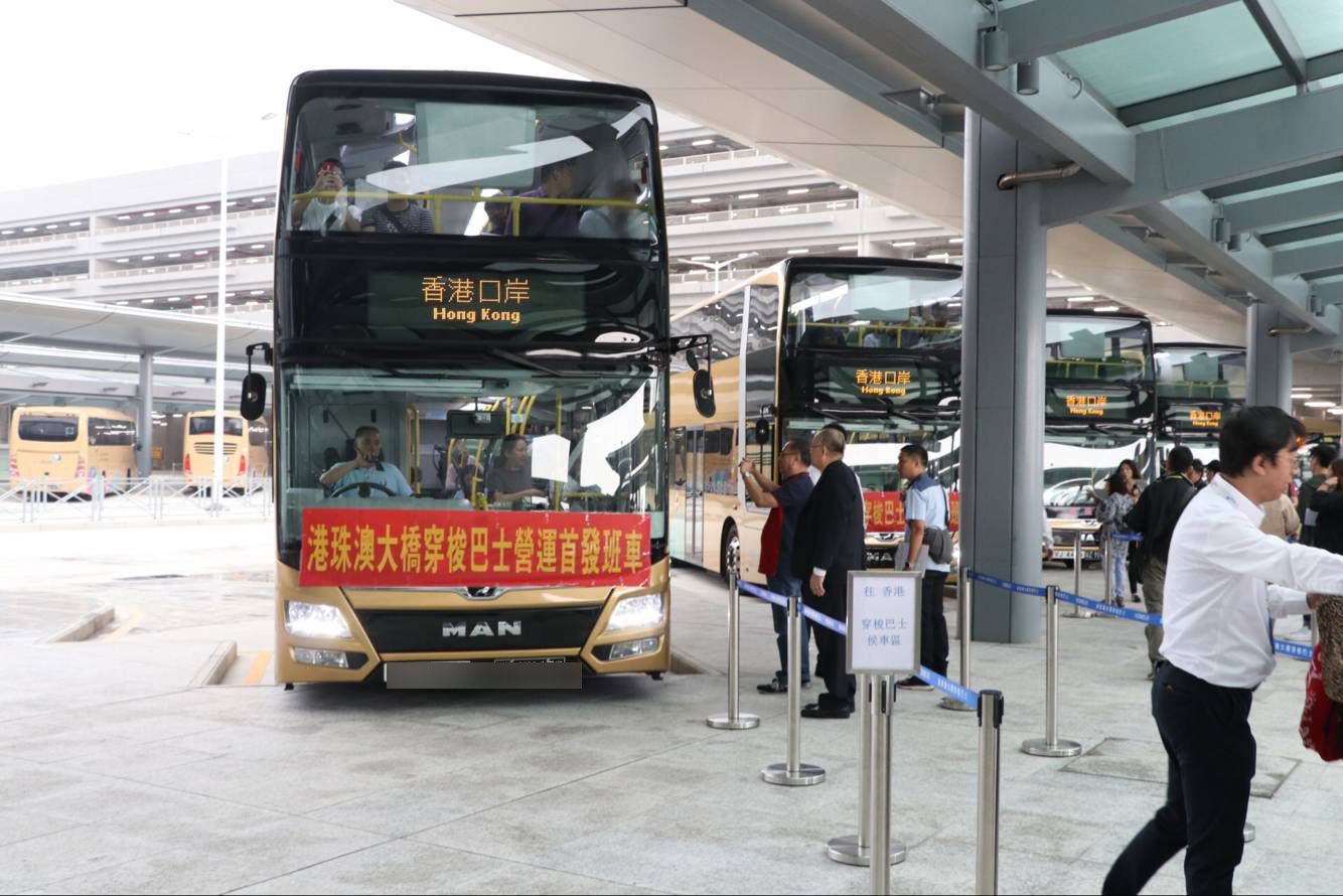 市民旅客搶搭頭班車過橋