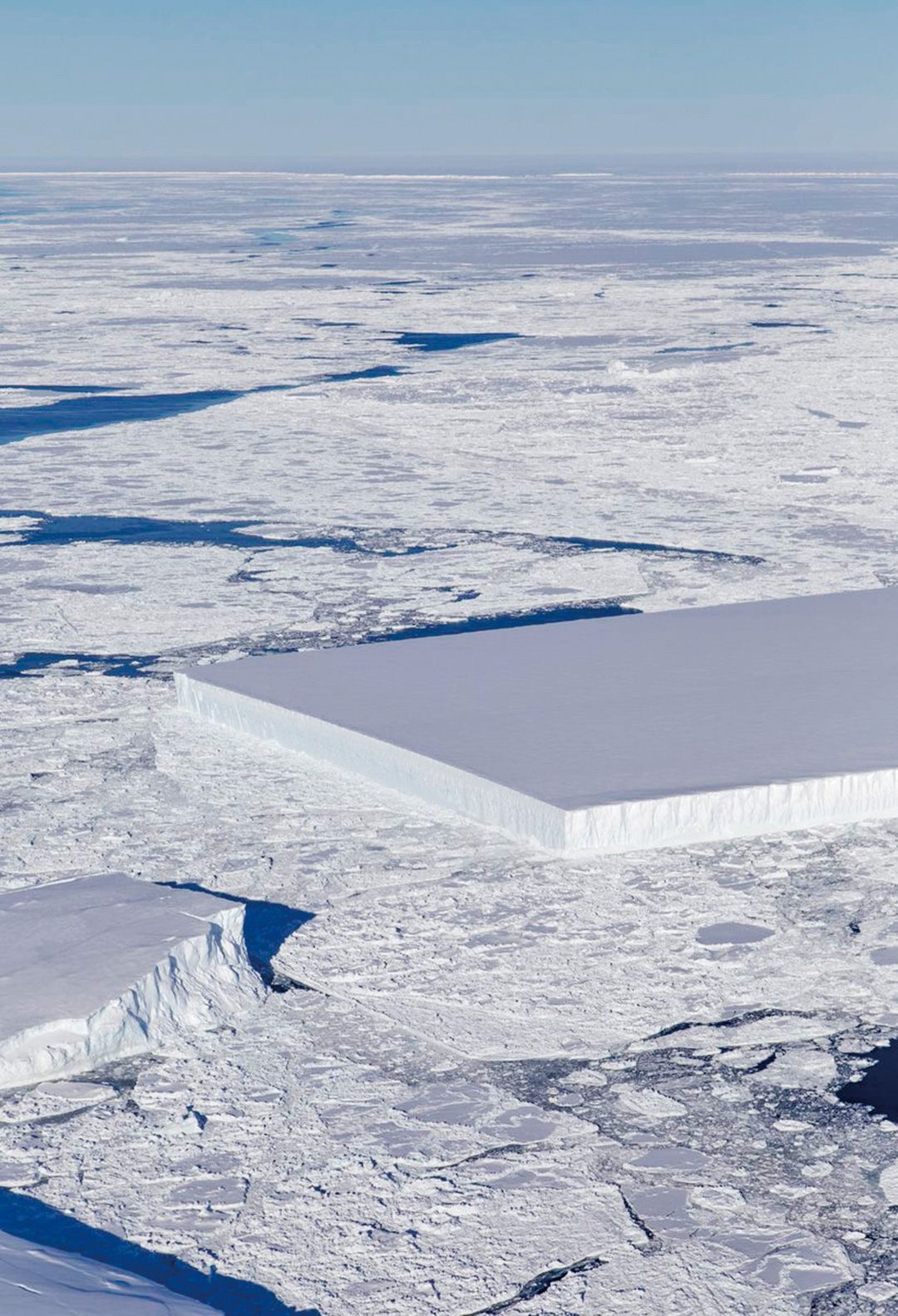 南極洲驚現超方正冰山