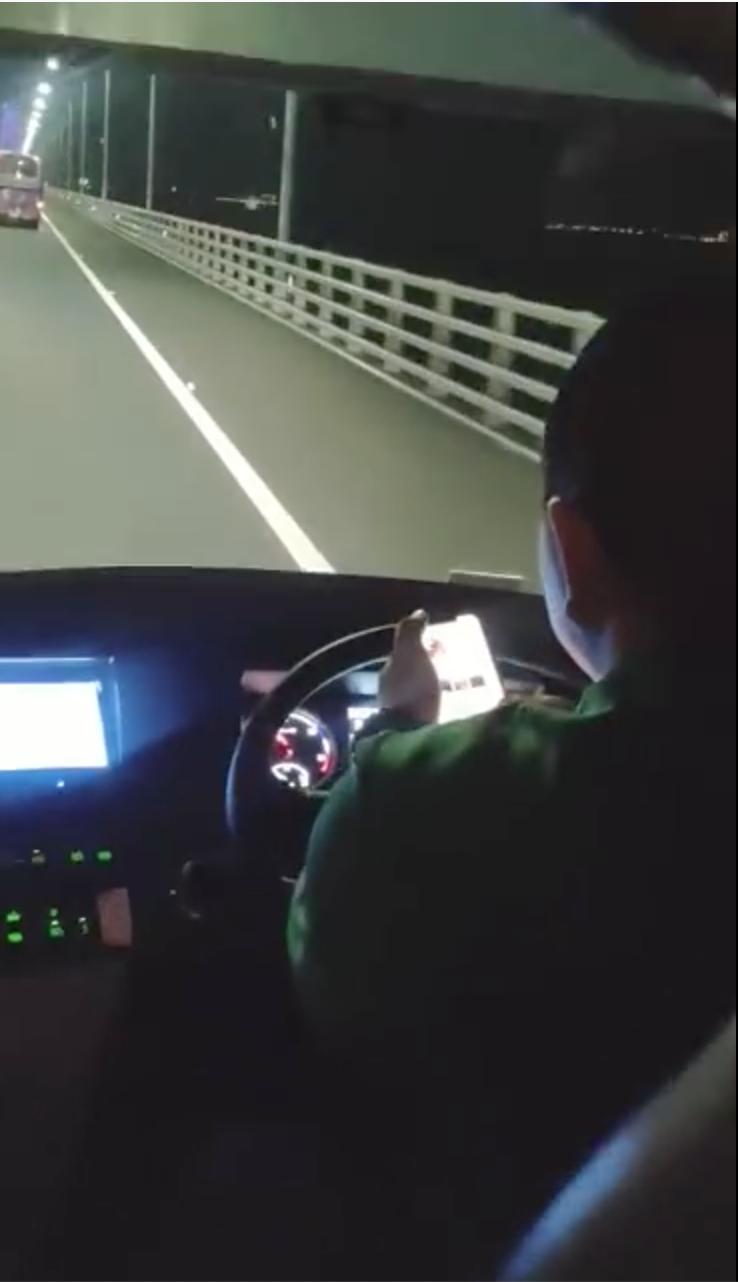 港珠澳大橋直通巴司機揸車玩手機