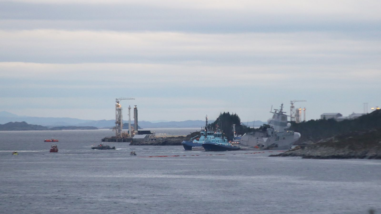 挪威神盾艦撞油輪傾側