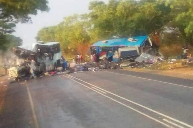 津巴布韋兩巴士相撞 至少47死