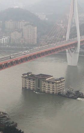 重慶5層高「大樓」江上飄