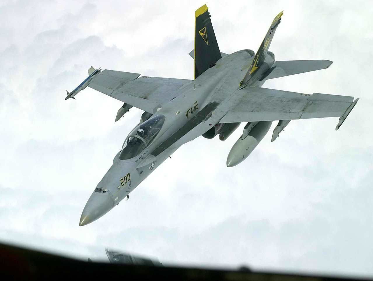美軍FA-18戰機沖繩海域墜毀