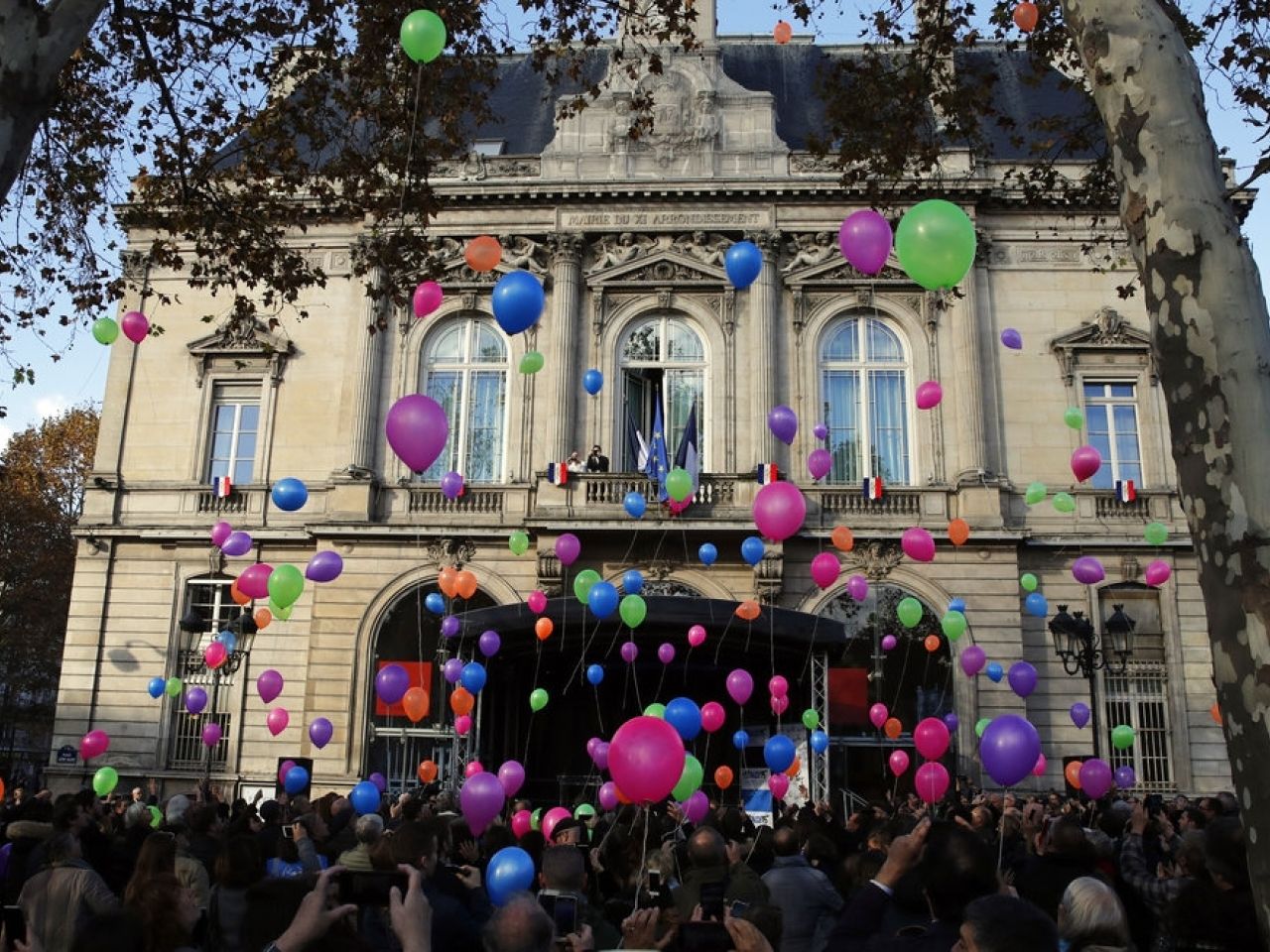 市政廳放130氣球悼念死難者