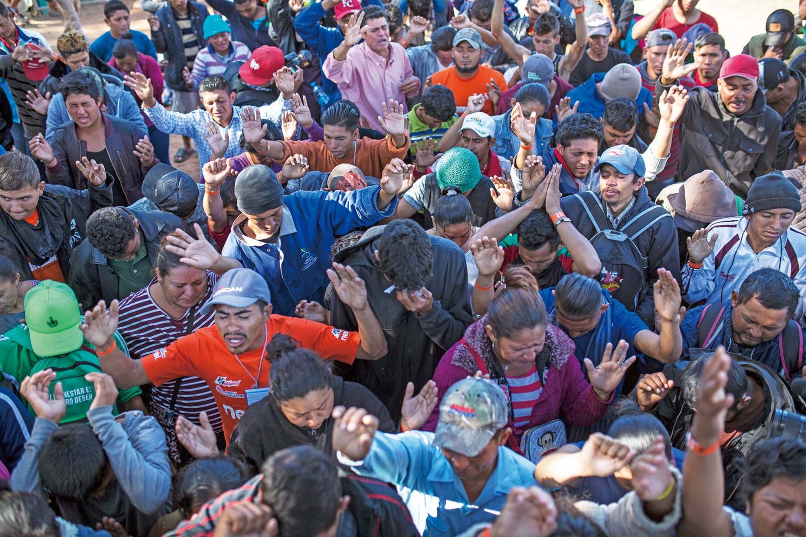 後有墨西哥示威 中美洲移民哭求特朗普開門