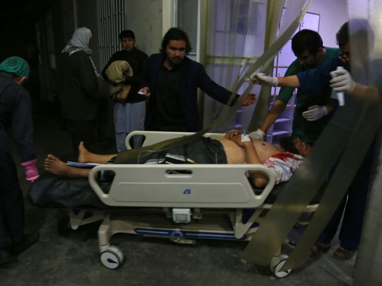 ​阿富汗自殺式炸彈襲擊過百死傷