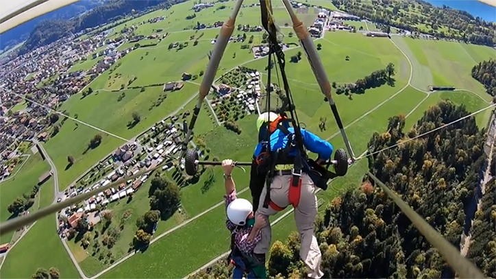 遊瑞士玩滑翔傘忘扣安全帶