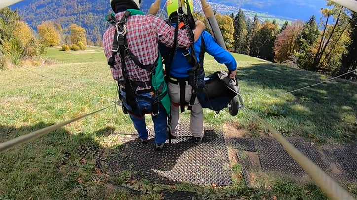 遊瑞士玩滑翔傘忘扣安全帶