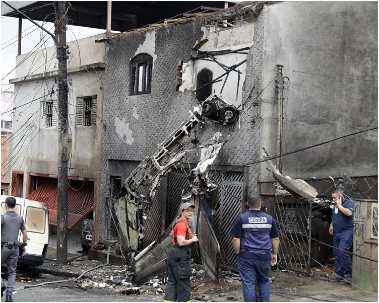 巴西小型飛機墜毀撞民居 兩死6傷